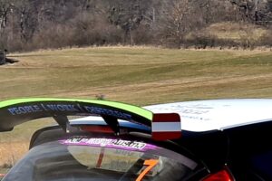 Detailbild auf den Slogan People_Work_Different auf dem Ford Fiesta R5 MkI Evo II