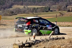 Rallyeauto beim Driften in der Kurfe bei der Triestingtalrallye 2026